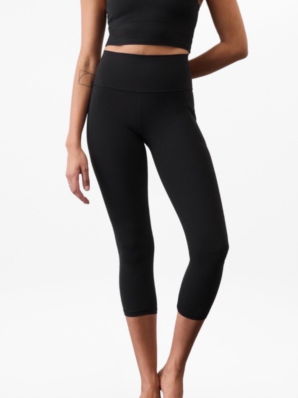 Athleta Salutation Stash black capri leggings - medium petite